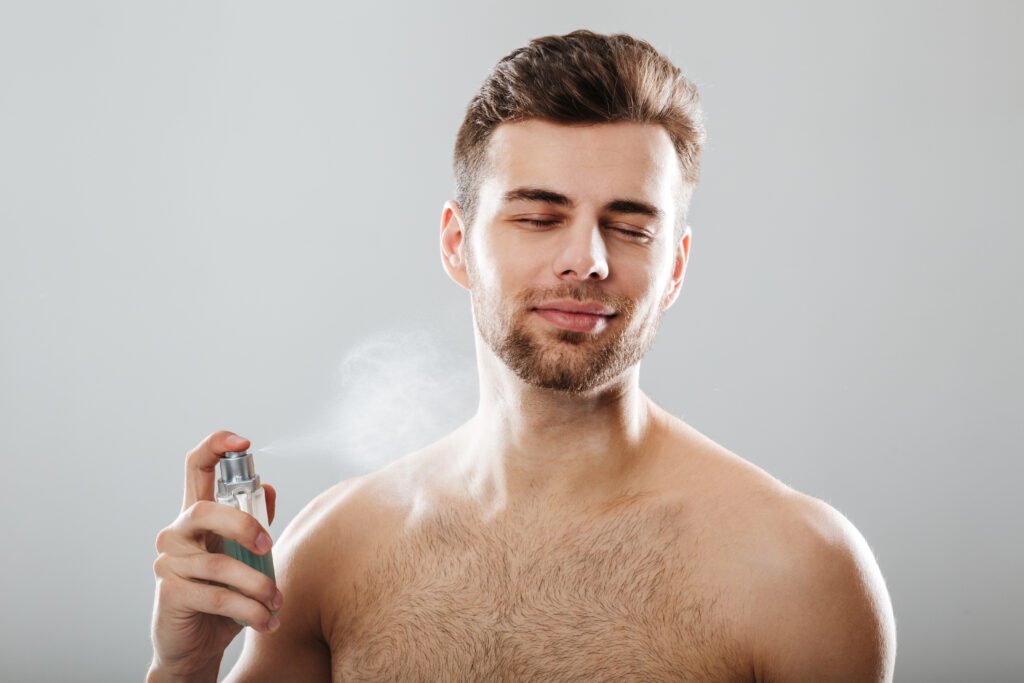 Homme qui met son parfum préféré