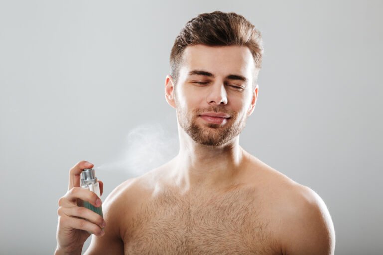 Homme qui met son parfum préféré